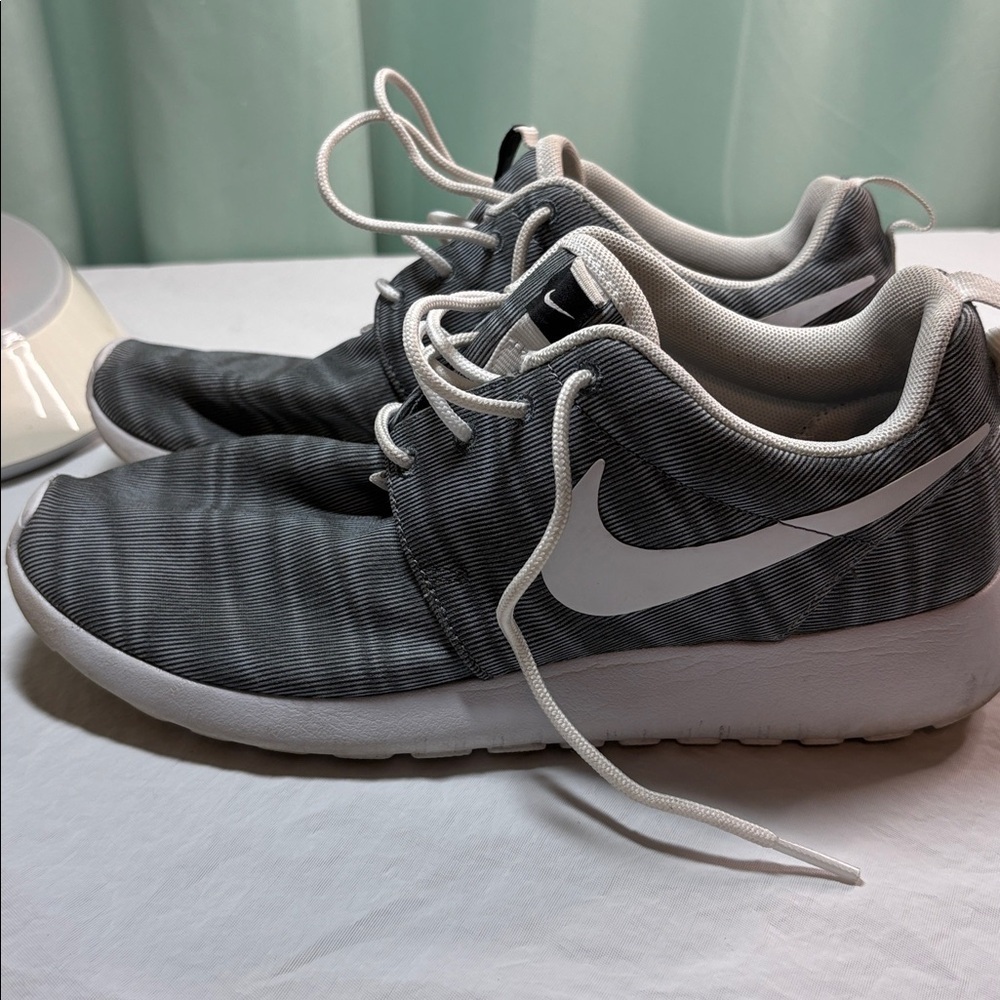 Nike Tennis Shoes women’s size 7